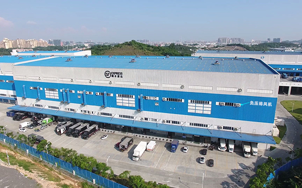 “顺丰速运”仓储分拣中心采用工业大风扇通风降温